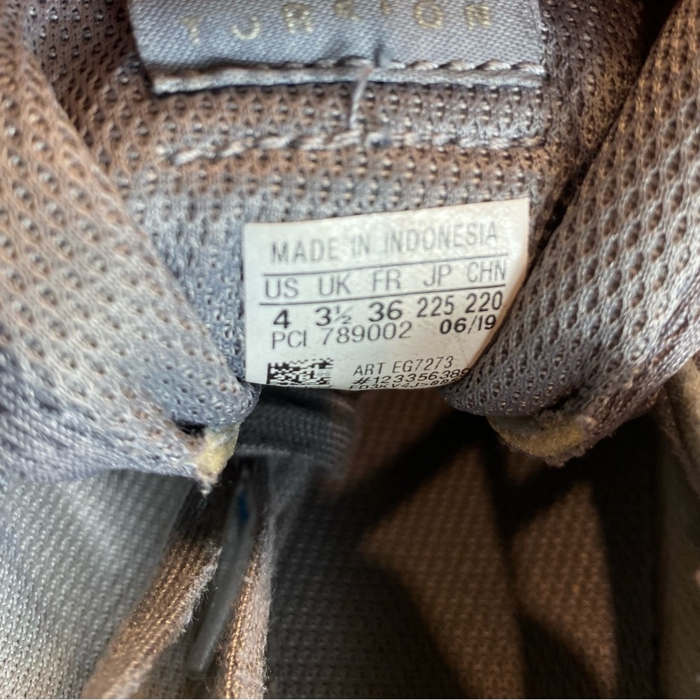 - Kids Adidas Size 4 - Picture 8 of 8